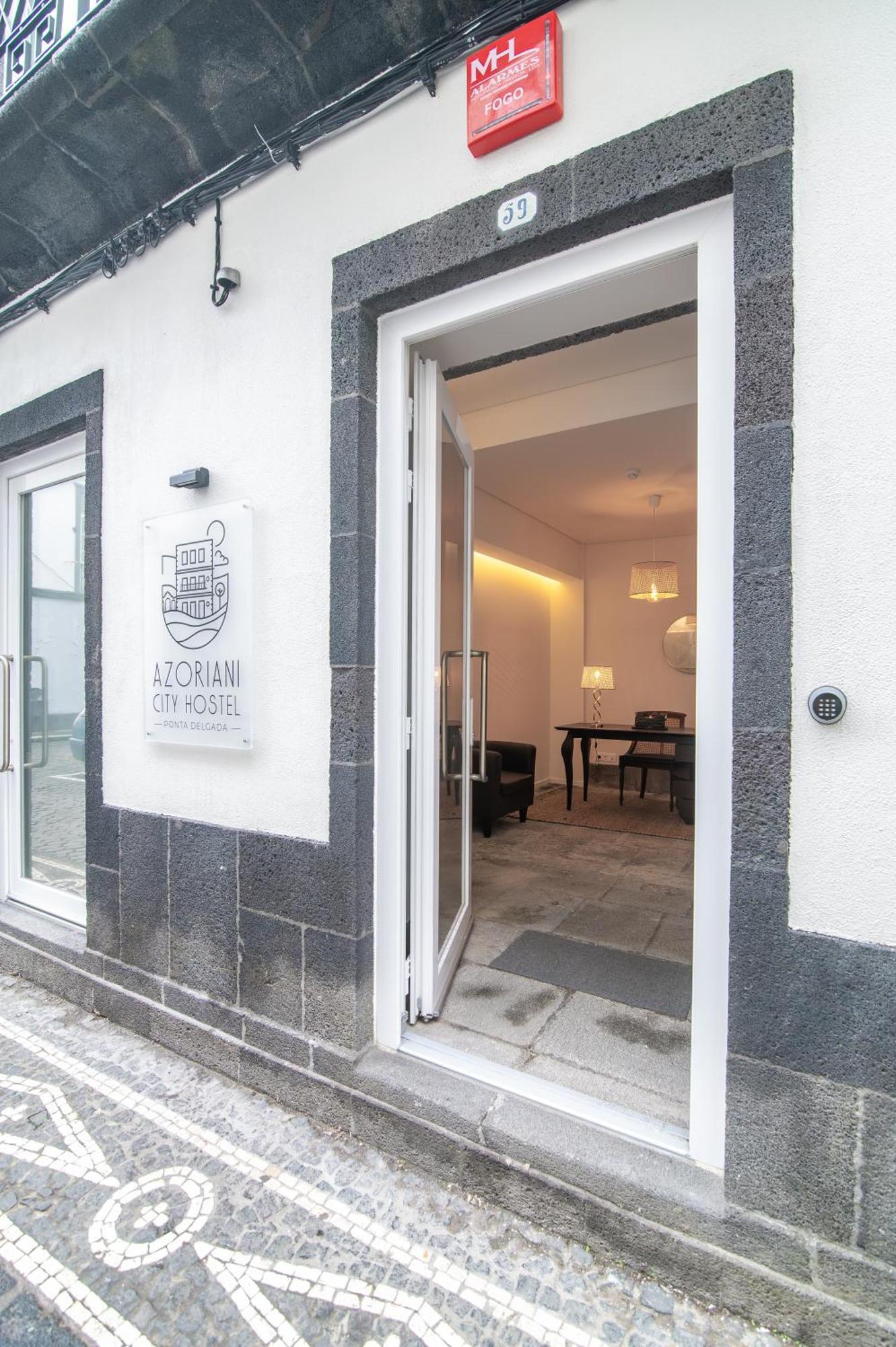 Azoriani City Hostel Ponta Delgada Bagian luar foto